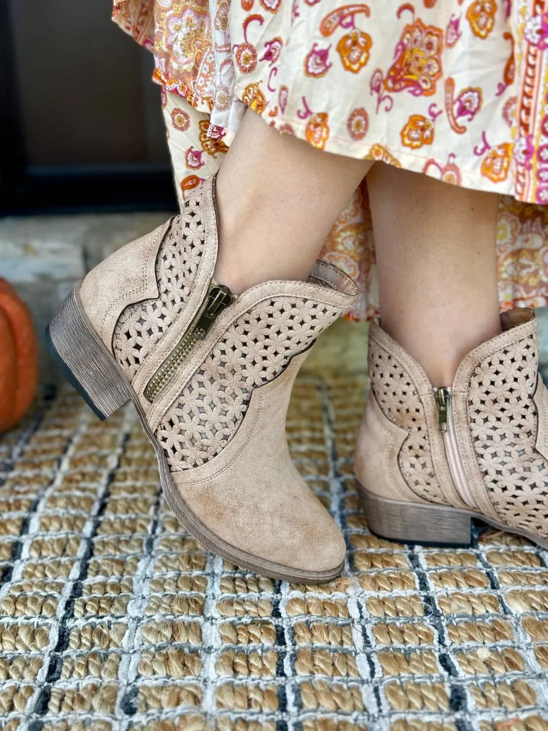 Women's Leah 2 Bootie In Beige